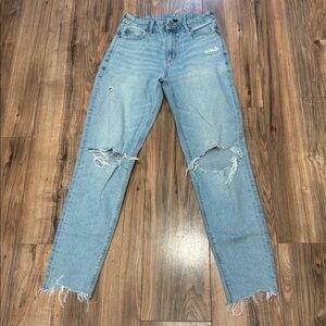 AEO Curvy Mom Jeans American Eagle Denim Light Wash Distressed Ripped Pants Blue
